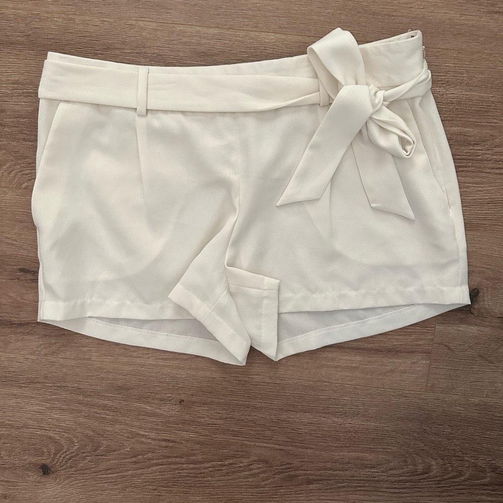 Express dressy short size 6, with tie belt. Creamy white